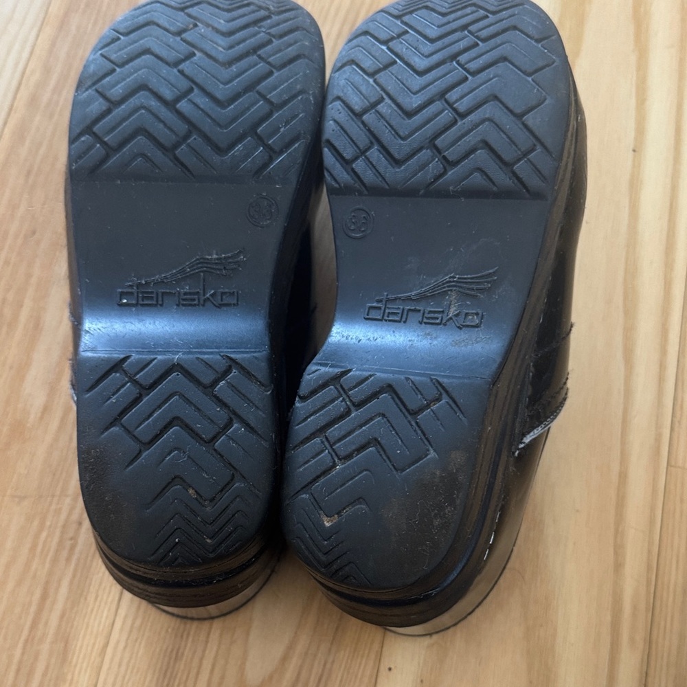 Black Patent Leather Dansko Clogs | Sleek Glossy Finish | Size 36 - Picture 9 of 11